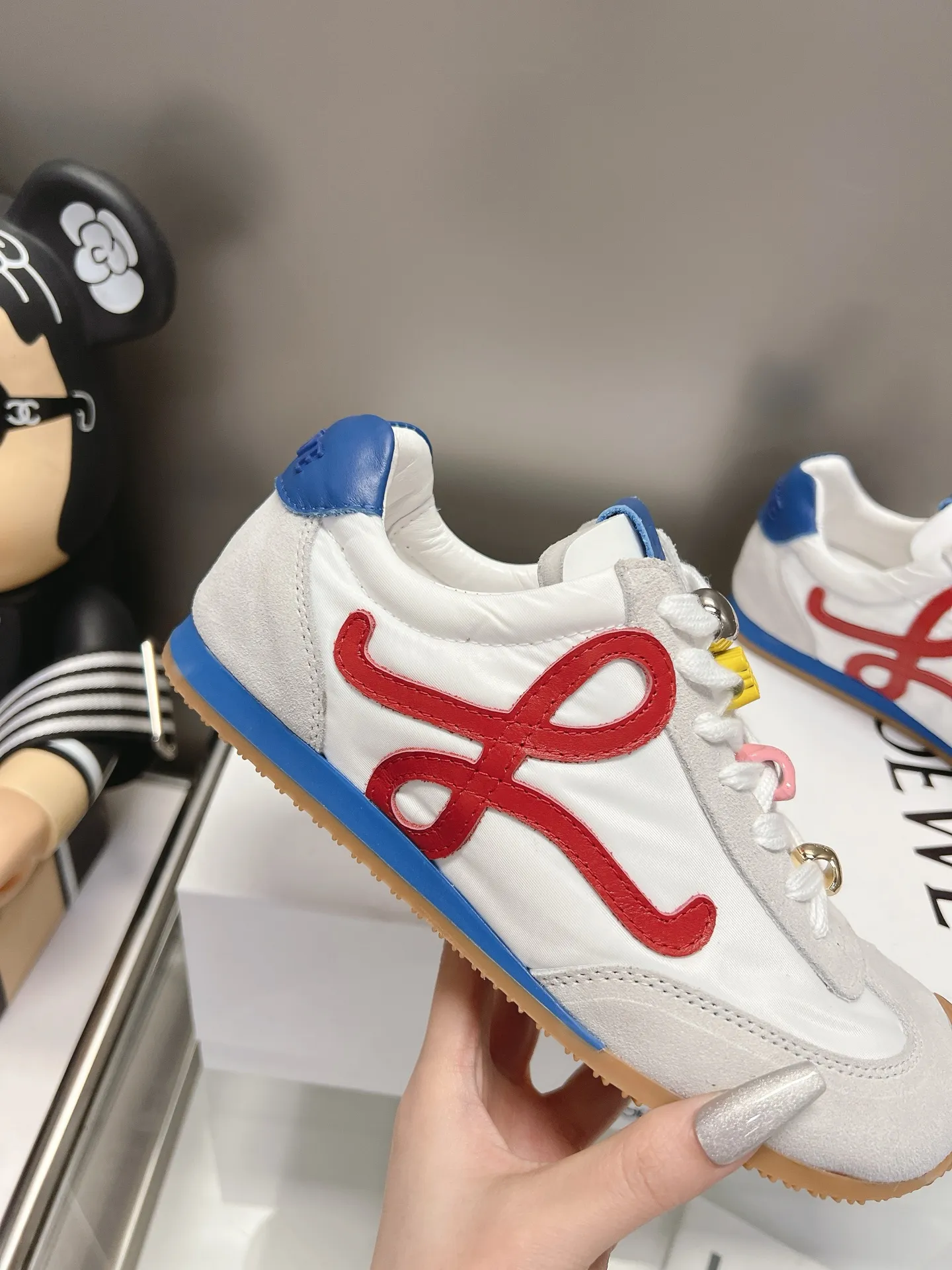 👟👟Ex-factory price 540👟👟 Original BALLET RUNNER2.0 Loewe ballet shoes! Asymmetrical toe shape, Loewe's signature design! Super soft, light and flexible wave pattern original T👟👟factory price U bottom, (not ordinary rubber bottom) original cover last + strong top craftsmanship wrapping feeling, first-class comfort! The 3D injection molded rubber LOEWE logo on the heel gives this shoe a retro and elegant interpretation, and incorporates modernity and LOEWE's unique style. There are so many colors and pictures will be updated one after another. Code number: 35-40 (41 customized)